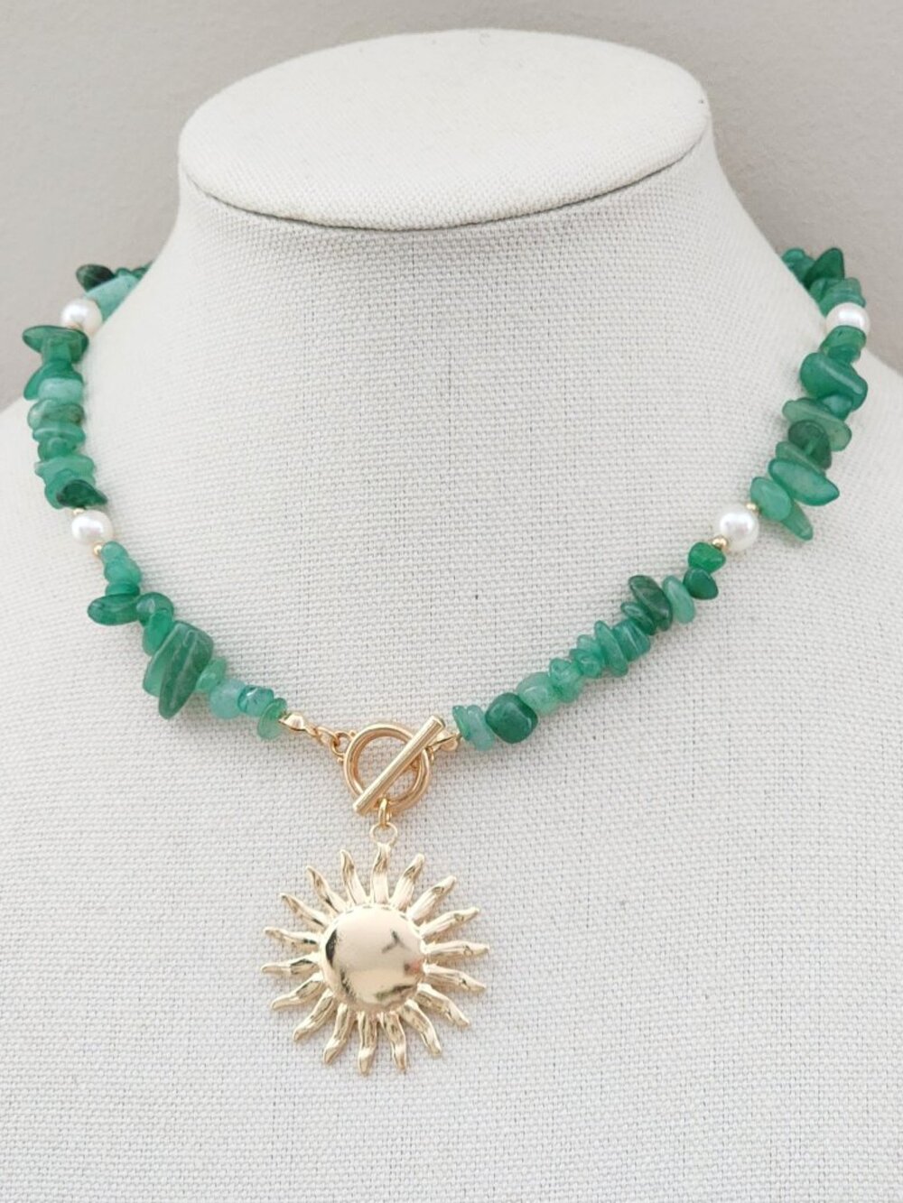 Green Aventurine Chip Stone Necklace Choker with Gold-Tone Sun Pendant